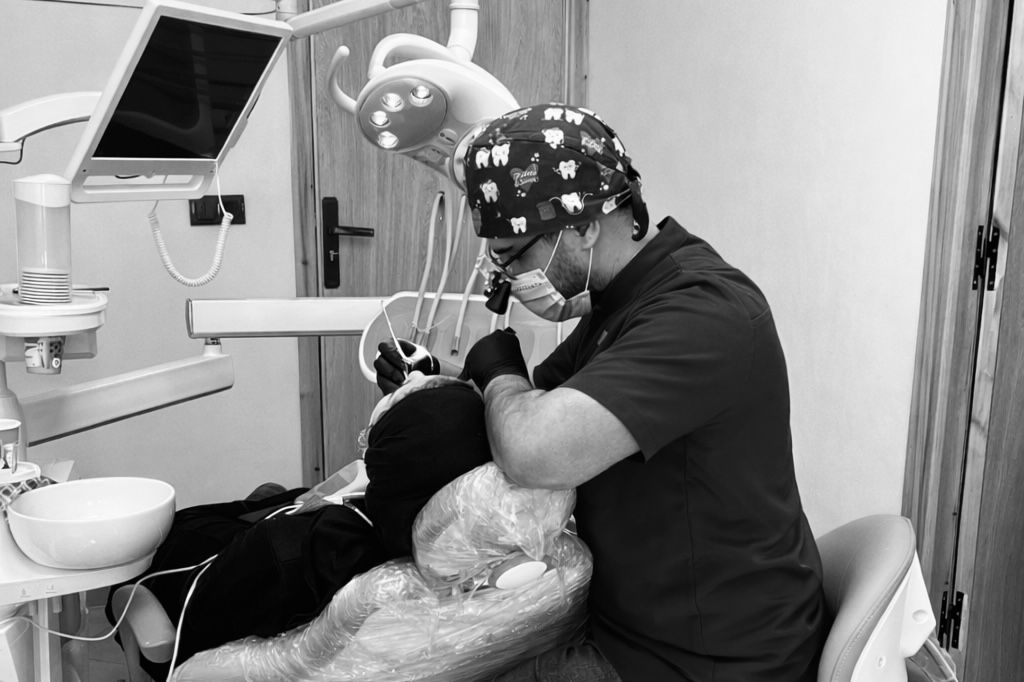 Dr Moumen El Mehdi en consultation au Centre Dentaire Moumen à Casablanca